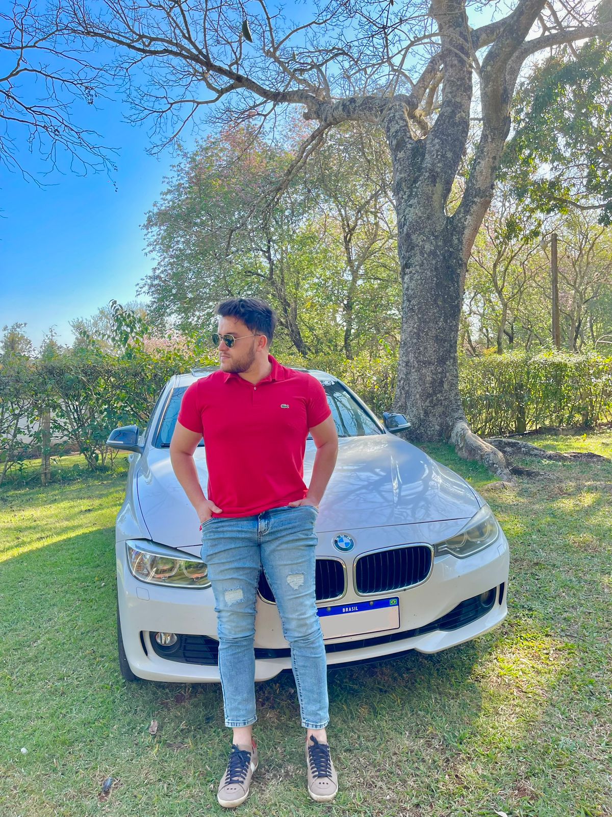 Alexandre Soares ao lado de uma BMW branca